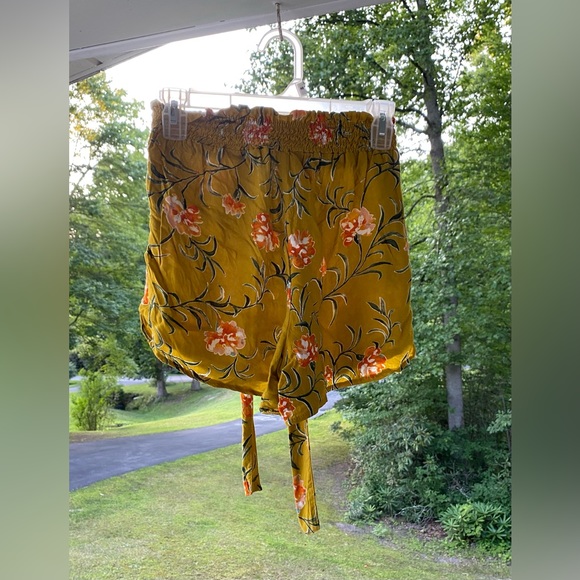 Shosho Ruffled Waist Band Floral Design Shorts W/Attached Tie Waist Size Medium - Picture 2 of 11